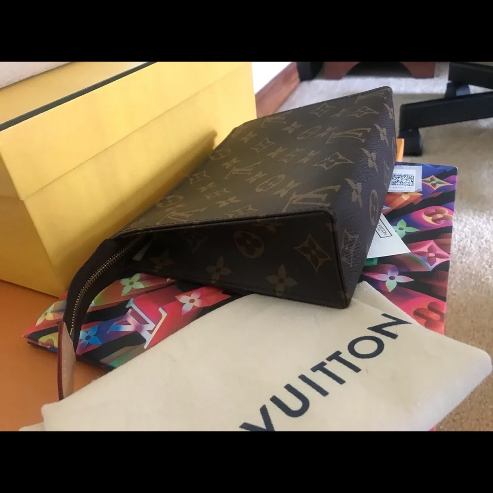 Louis Vuitton Monogram Toiletry 19 - Picture 8 of 12